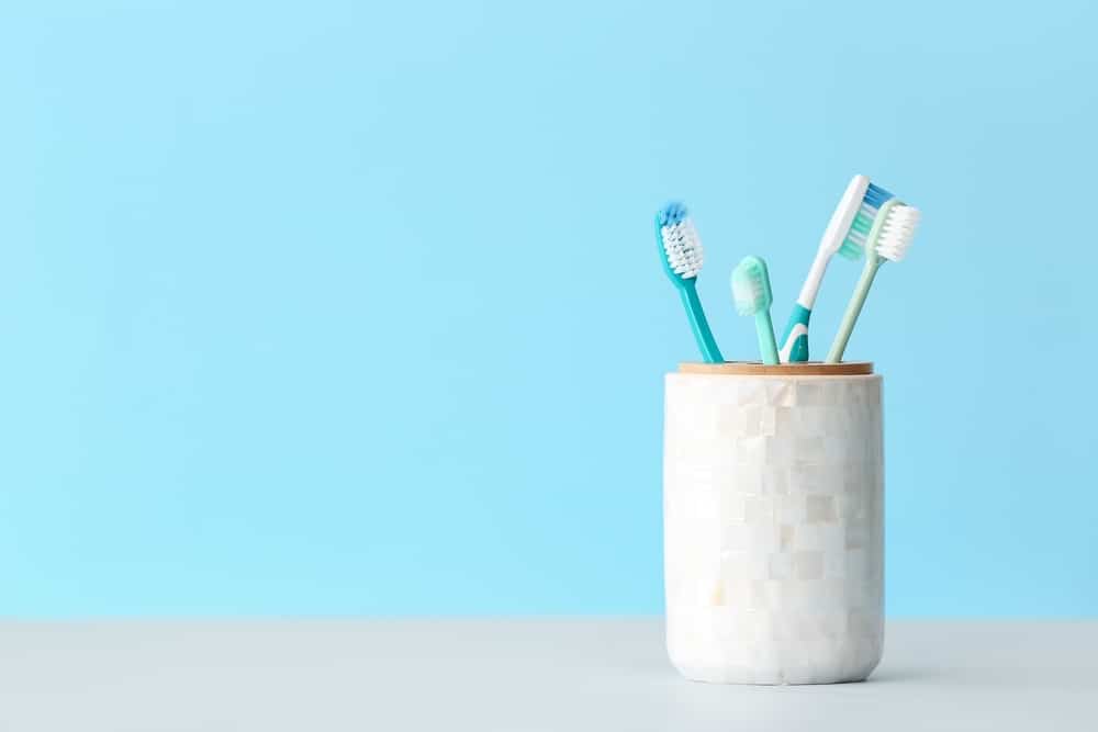 Keeping your Toothbrush and Toothbrush Holder Clean